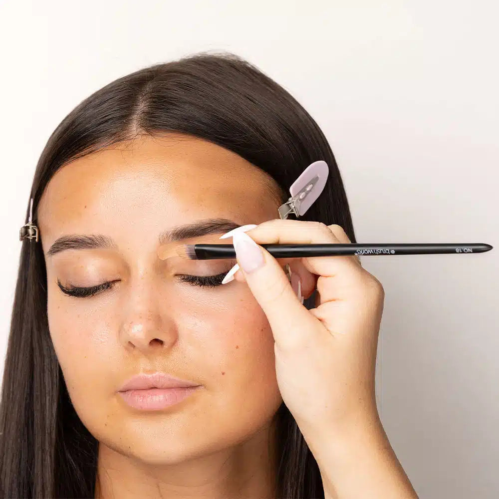 Brushworks No. 18 Flat Eye Brush