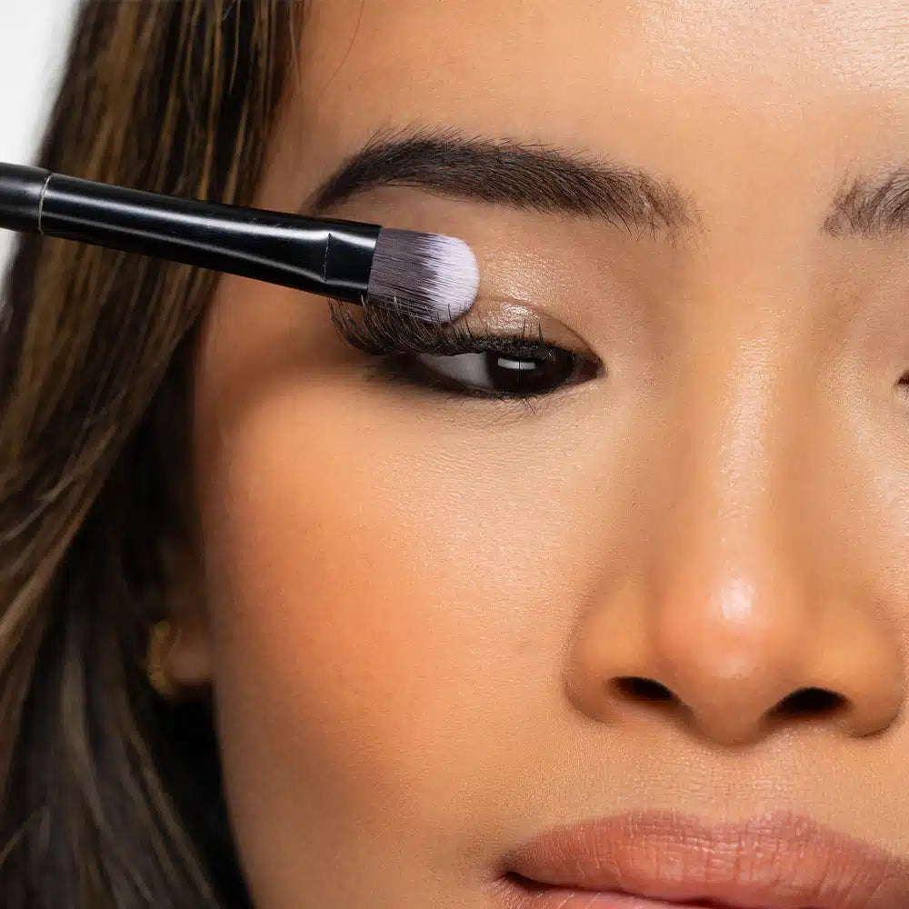 Brushworks No. 18 Flat Eye Brush