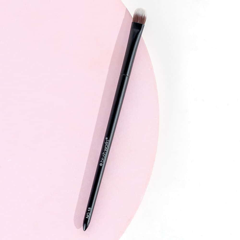 Brushworks No. 18 Flat Eye Brush